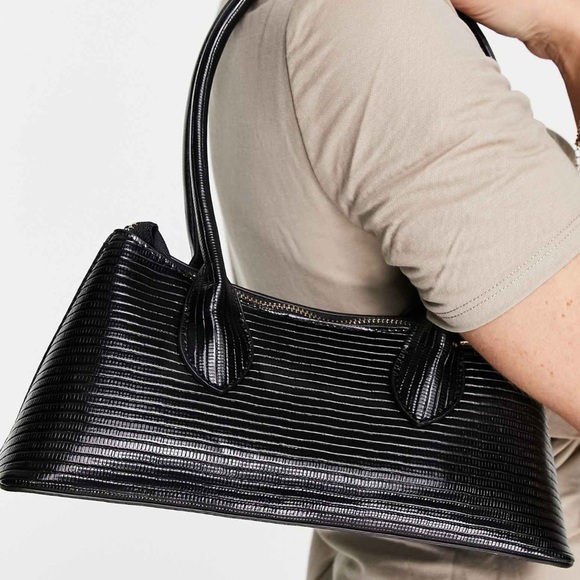 ASOS DESIGN lizard effect shoulder bag with elongated straps in black - Picture 4 of 4